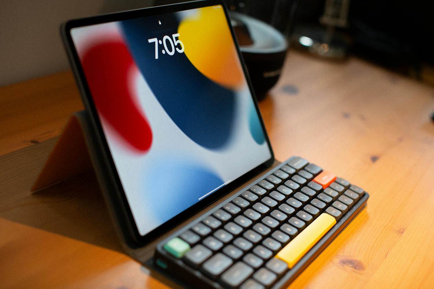 専用のケースNuFolioはiPadのスタンドにもなり、iPad x Air60というコンパクトな作業環境が実現します。