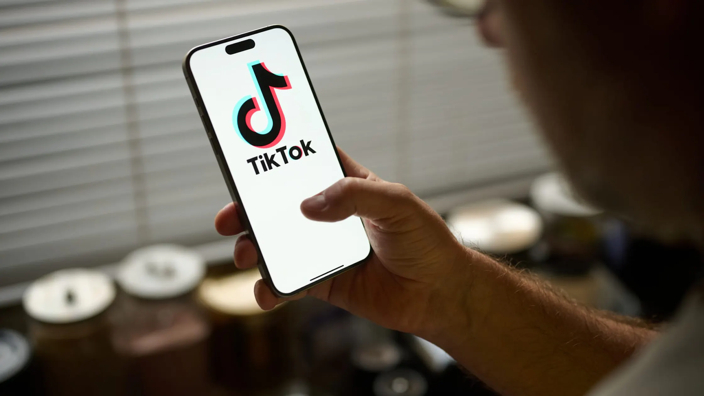EU、TikTokやInstagramの子ども向け「中毒性デザイン」を規制へ